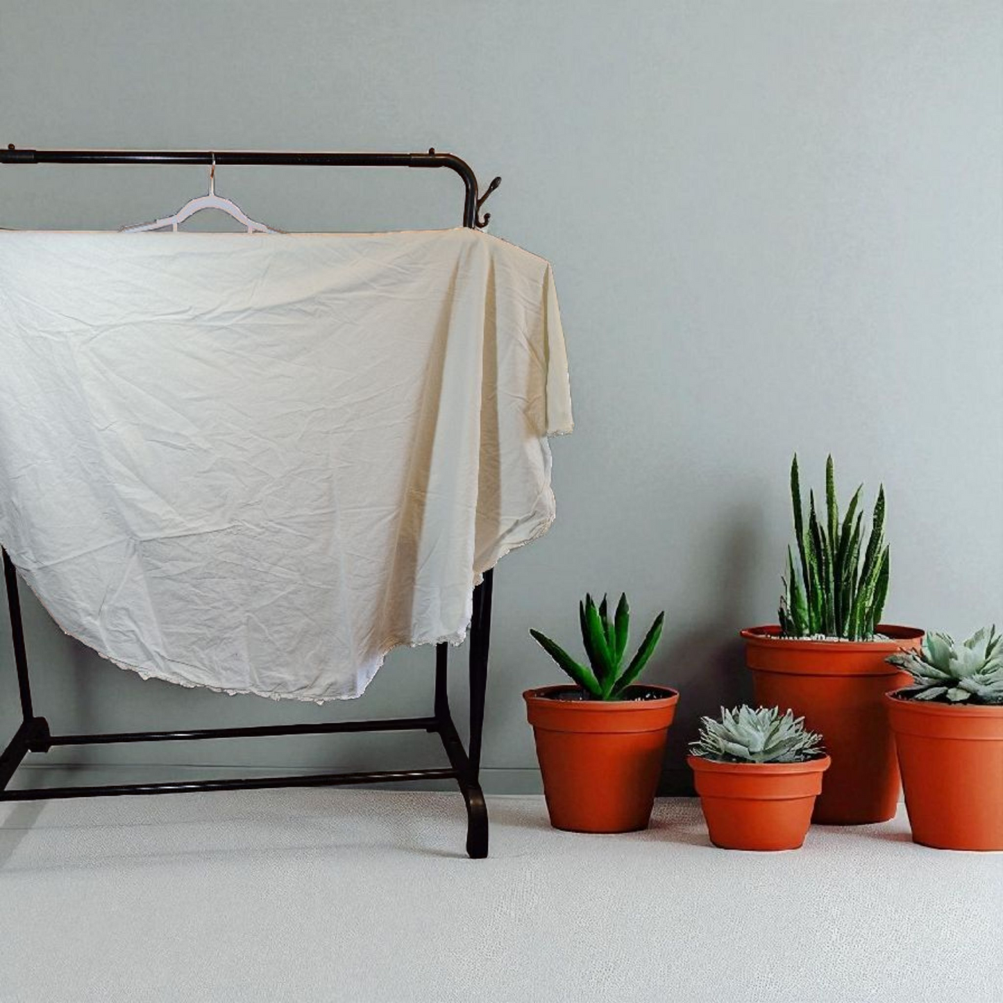 white heavy round table cloth