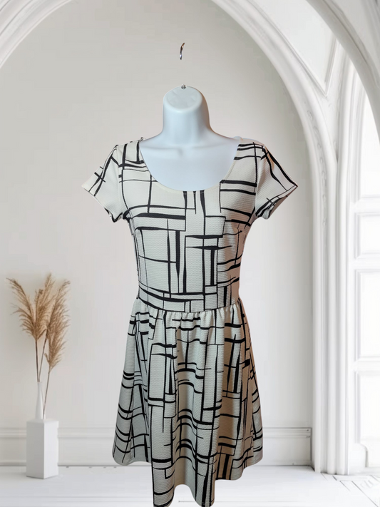 Black/White Small Sundress Line Pattern